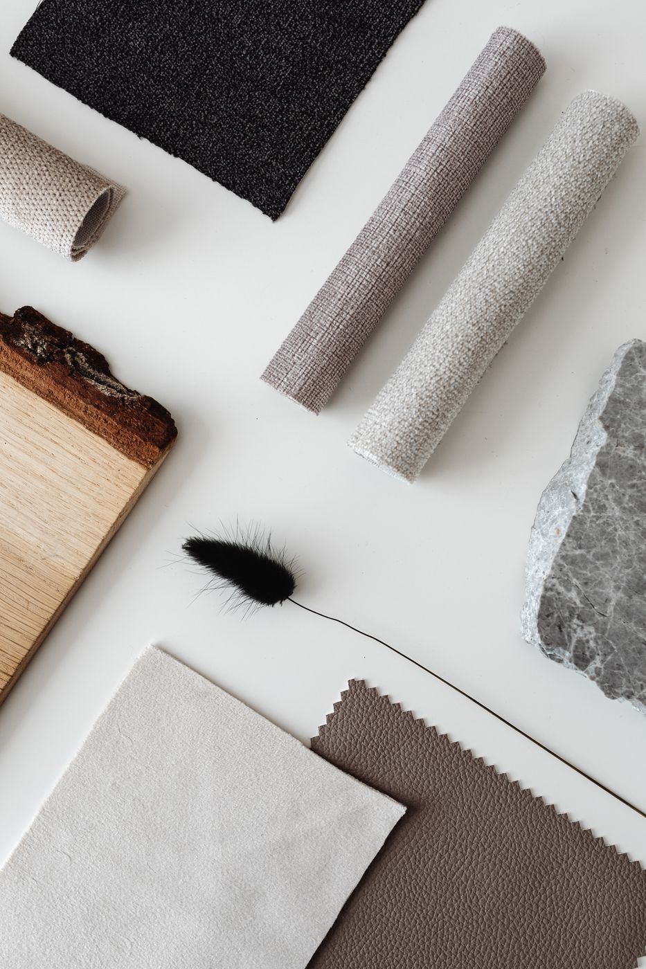 Moodboard se vzorky textilií a přírodních materiálů